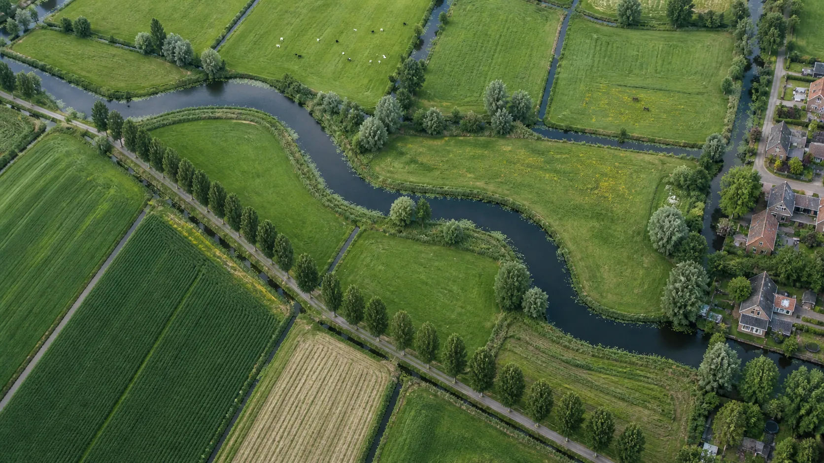 Luchtbeeld van een denkbeeldig Nederlands polderlandschap met water, bomen en woonwijken